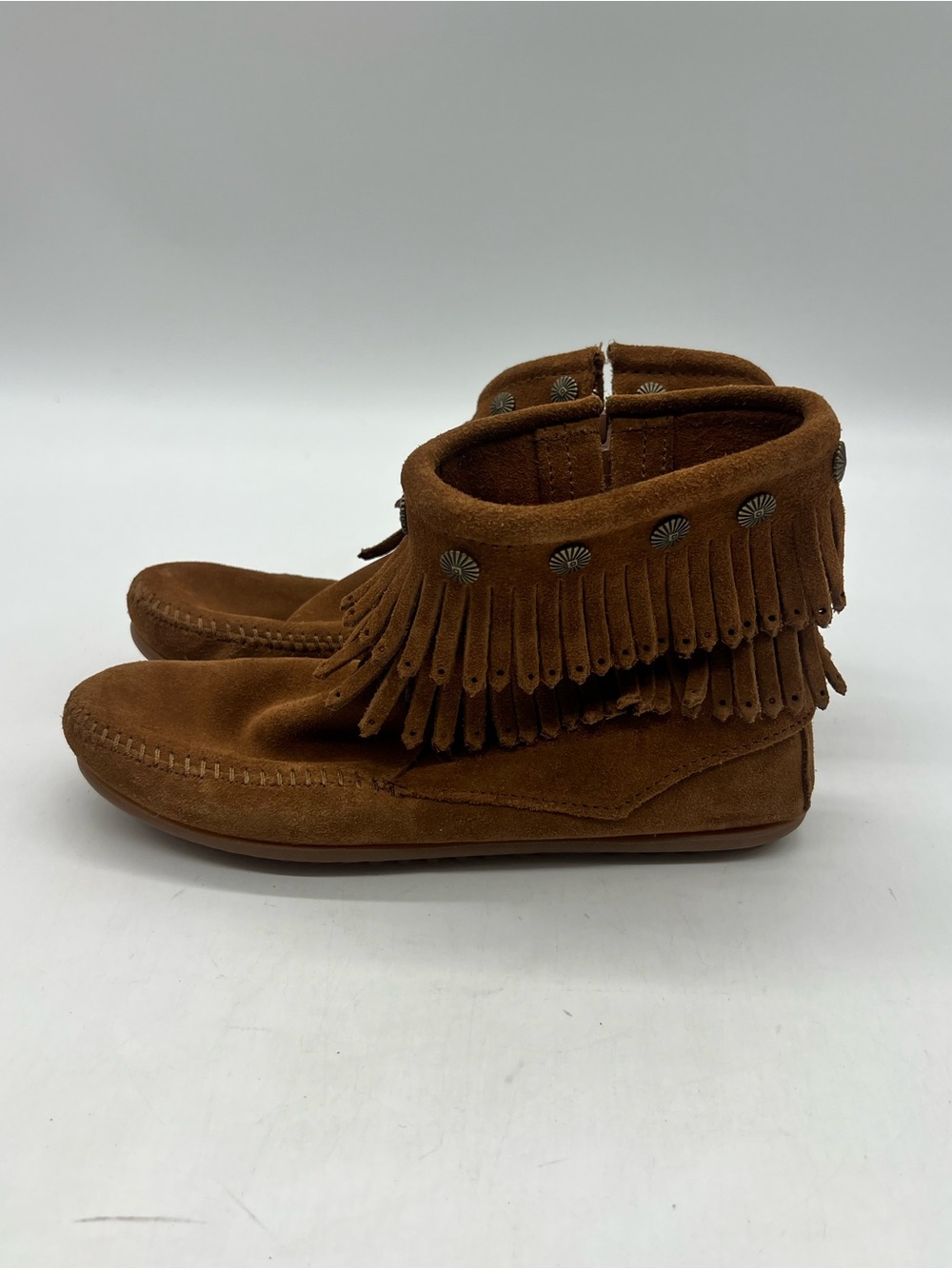 Minnetonka Fringe Moccasin Women’s Size 8 Brown Suede Tan Stud Zip Boots.